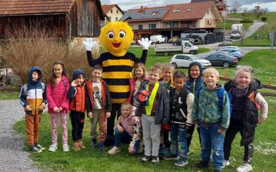 Čebelica leti z neba, leti leti vse niže, vse niže in vse bliže…