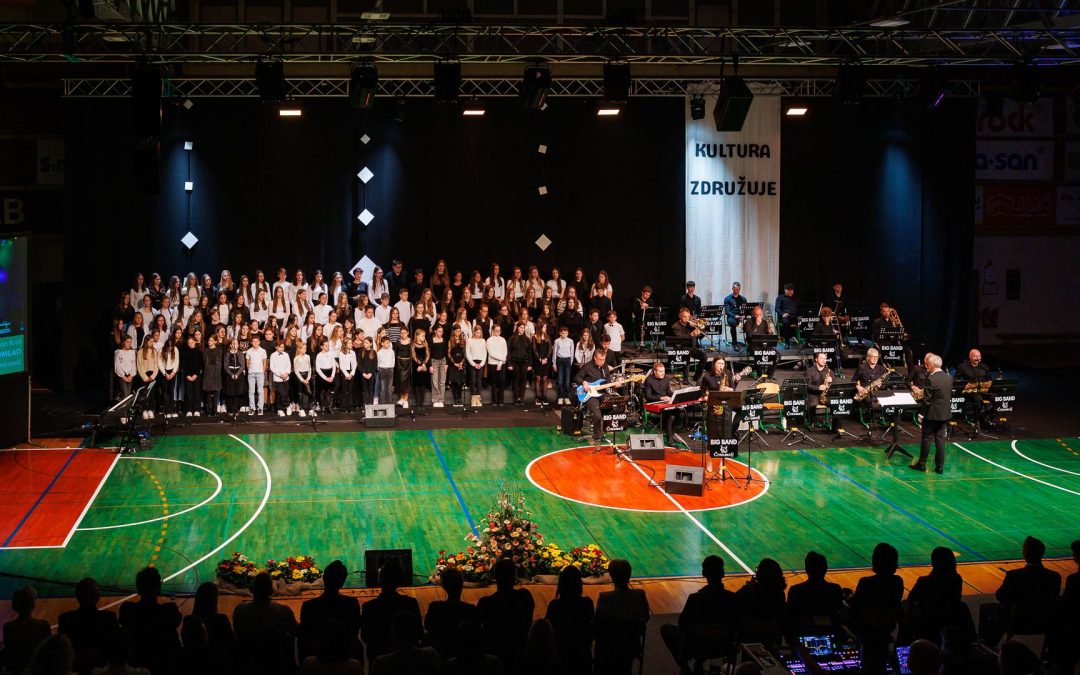 Mladinski pevski zbor na občinski proslavi ob kulturnem prazniku